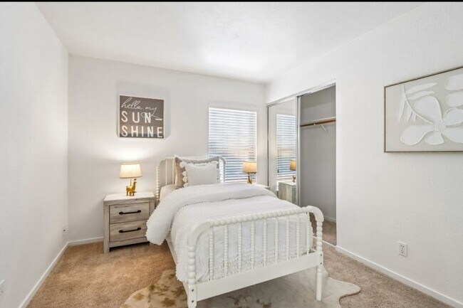Building Photo - Beautiful Second Floor 3bd Condo w/Detached Garage & Pool