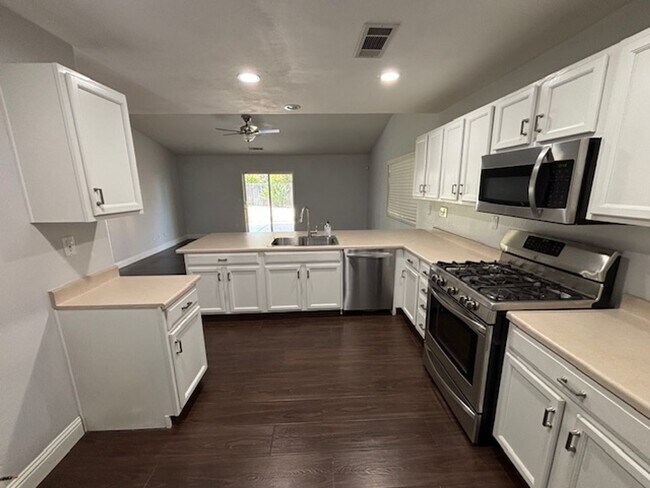 Building Photo - Clean 3 Bedroom / 2 Bathroom Home in Rosed...