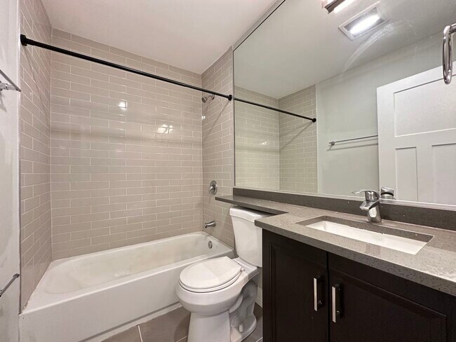 Building Photo - 533 W Surf St