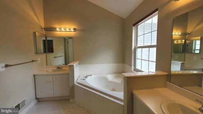 Building Photo - 101 Treymore Ct