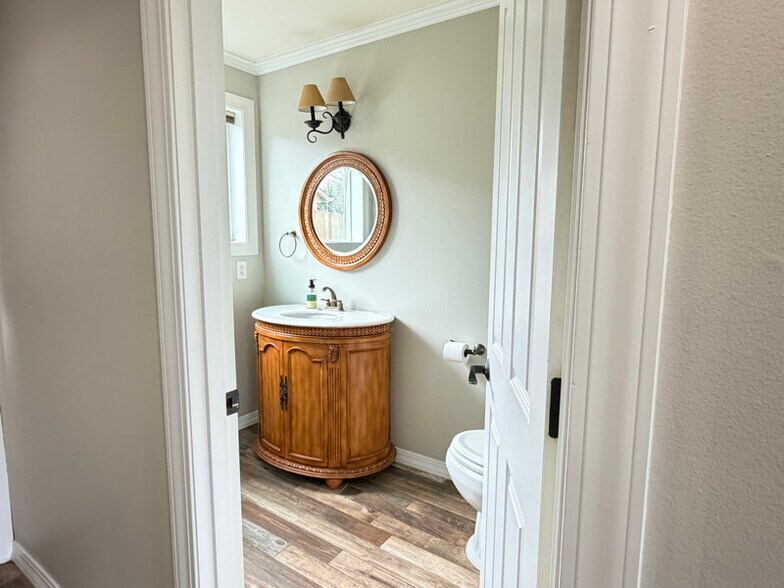 Building Photo - 1854 Hillcrest Ave