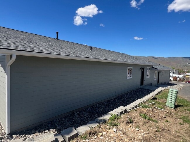 Building Photo - 3 Bedroom Charming Duplex