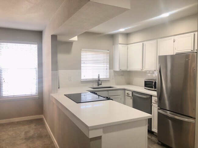 Building Photo - Remodeled Bellevue Condo