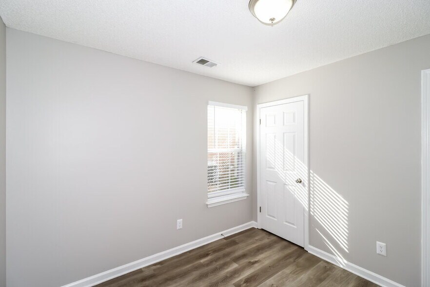 Building Photo - 9598 Daly Dr
