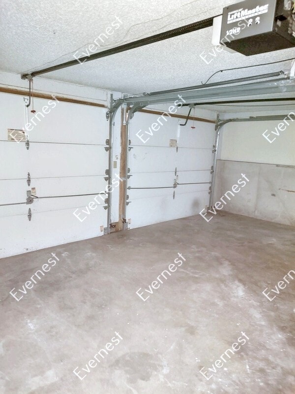 Building Photo - Charming 4-Bedroom Home with Spacious Yard...