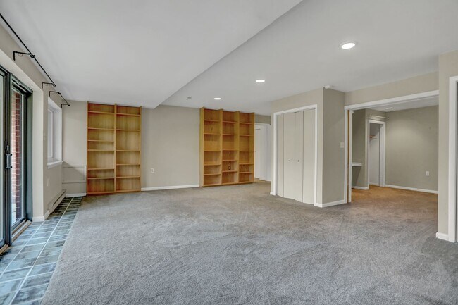 Building Photo - AMAZING SPACIOUS END UNIT TOWNHOUSE IN PRIME LOCATION