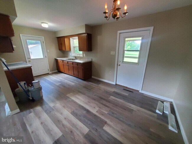 Building Photo - 570 Guldin Rd