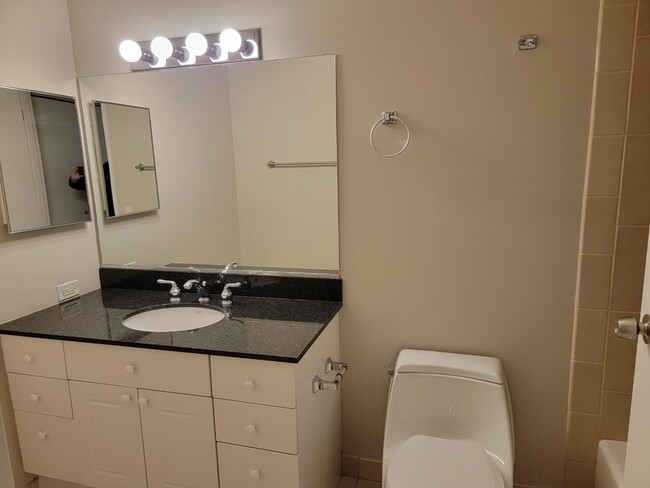 Building Photo - 512 N McClurg Ct