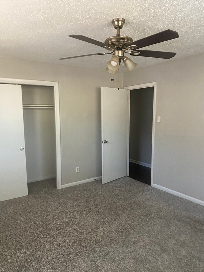 Building Photo - 939 E Red Bird Ln