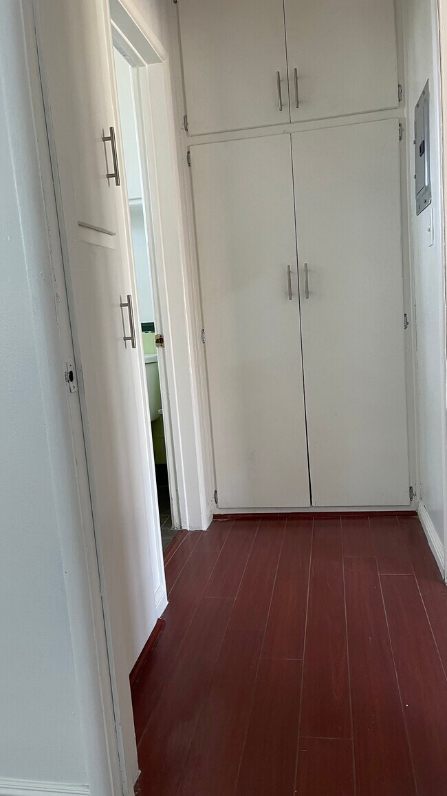 Mini Hallway - 5110 Harold Way