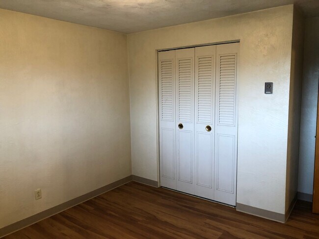 Building Photo - Updated 3 bedroom 1 bath house in Springfi...