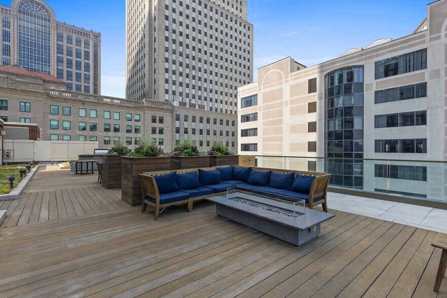 Building Photo - 400 Stuart St