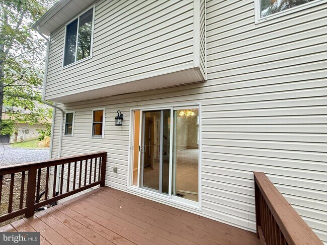 Building Photo - 1234 Lakeview Dr