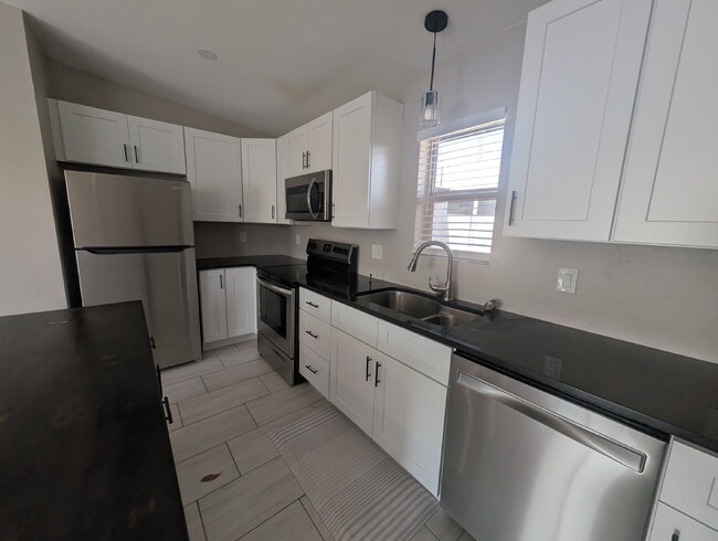 Building Photo - Upgraded one bedroom in central Tucson!