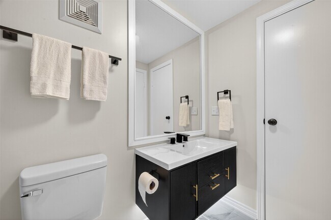 Building Photo - 7447 Cambridge St