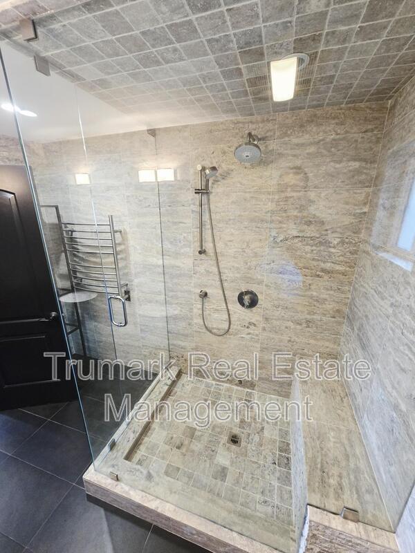 Building Photo - 12426 Moorpark St