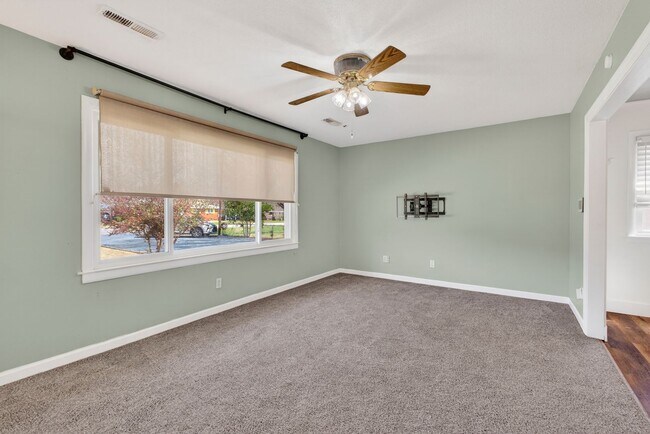 Building Photo - 118 Jamaica Dr