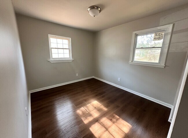 Building Photo - 424 34th Ave W