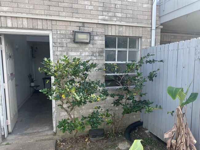 Building Photo - 7400 Bellerive Dr