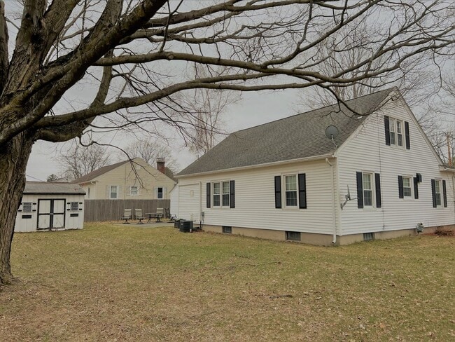 Building Photo - Charming Single-Family Home Great Neighborhood