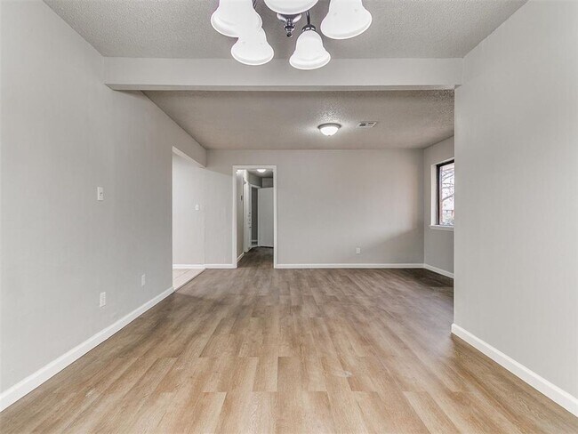 Building Photo - Super 4 Bed 1.5 Bath in the South Gate Addn in Moore, OK