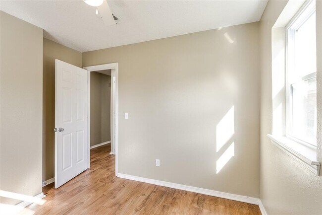 Building Photo - 645 Lloyd Ave