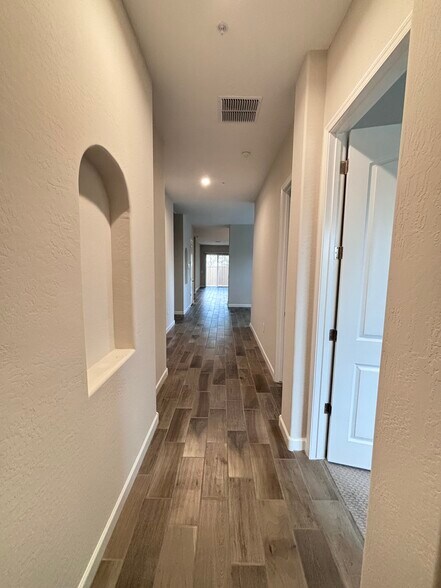 entrance way - 1255 N Arizona Ave