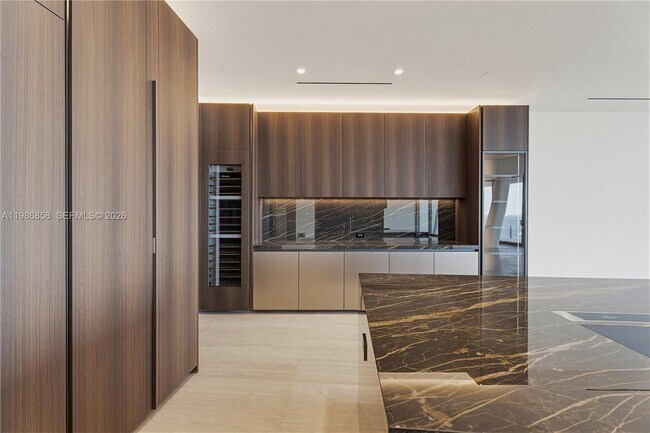 Building Photo - 5 Grove Isle Dr