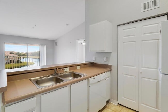 Building Photo - 141 SW Palm Dr