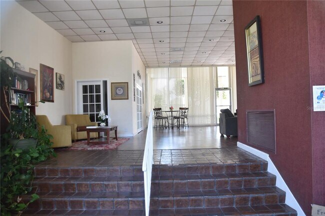 Building Photo - 528 Orange Dr