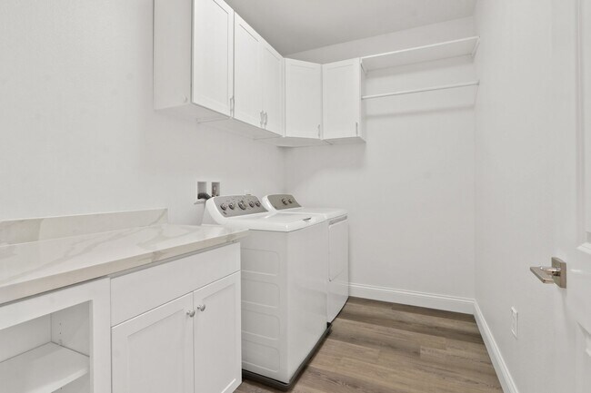 Building Photo - 604 El Paseo