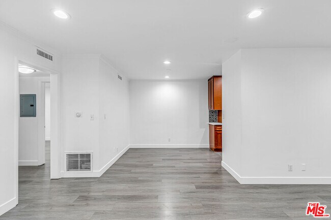 Building Photo - 1837 N La Brea Ave