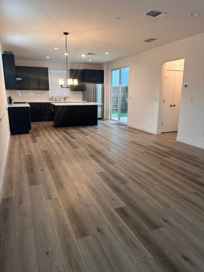 Building Photo - Modern Living in the Heart of Rocklin!