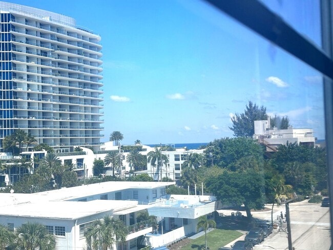 Building Photo - Updated 1 Bedroom 1 Bath Condo - Steps from Fort Lauderdale Beach!