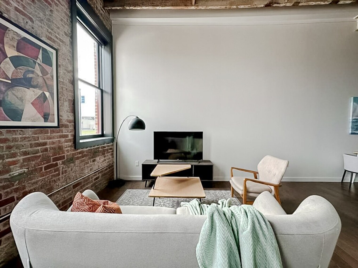 Building Photo - 403 W 4th St N