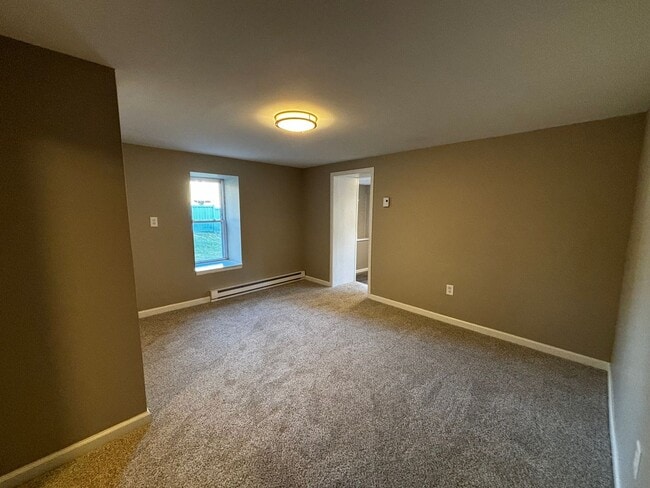 Building Photo - Newly remodeled 3+ bedroom