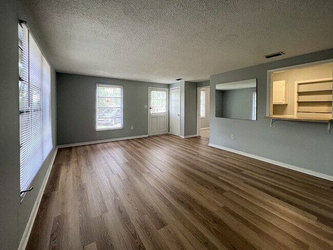 Building Photo - Pet Friendly 3BR/2BA Bungalow located in Gainesville Heights Available Mid-August!