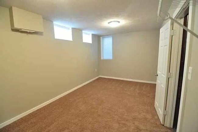Building Photo - 5 Bedroom Home Available Now!