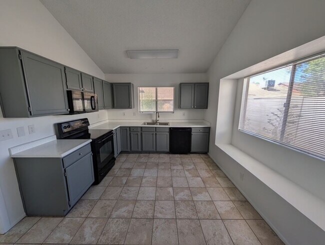 Building Photo - Sharp 3 Bedroom Home w/Pool in Glendale