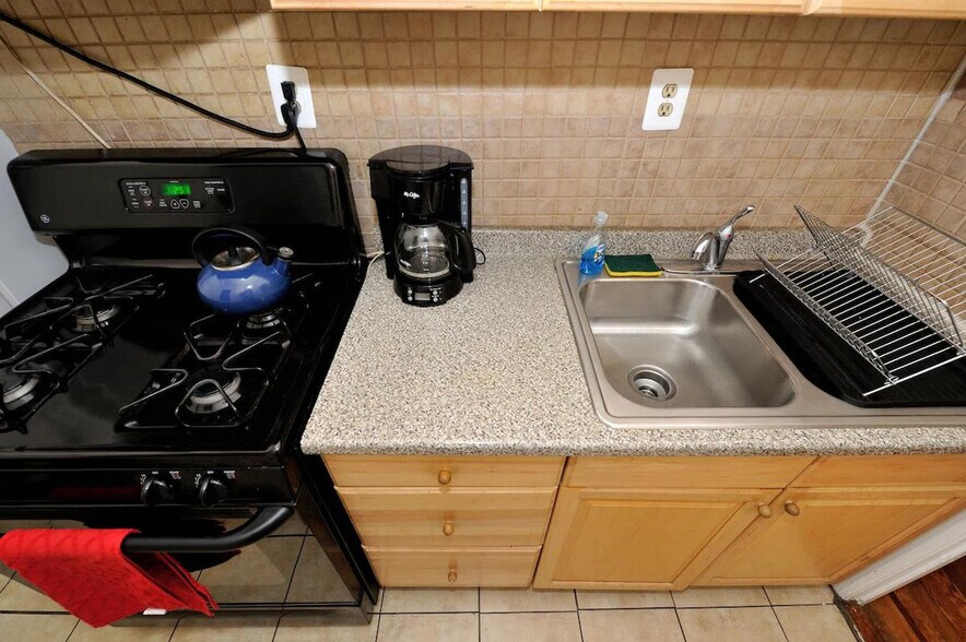 Building Photo - 414 E 77th St