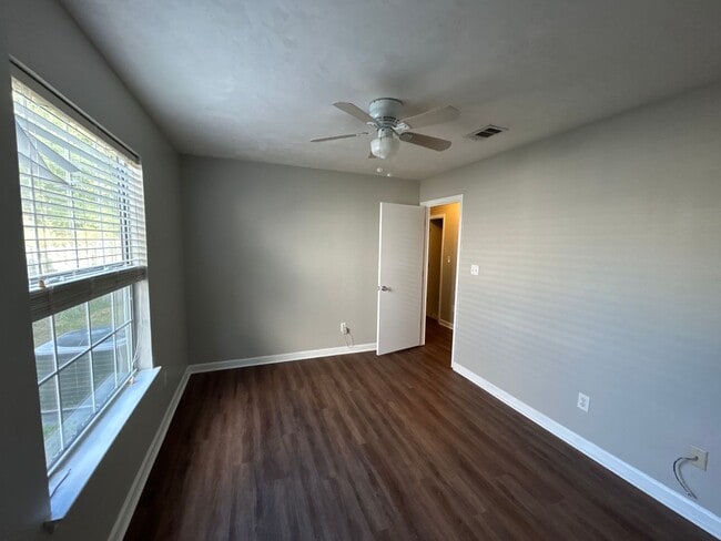 Building Photo - 2BR/2BA Townhome. BRAND NEW FLOORS