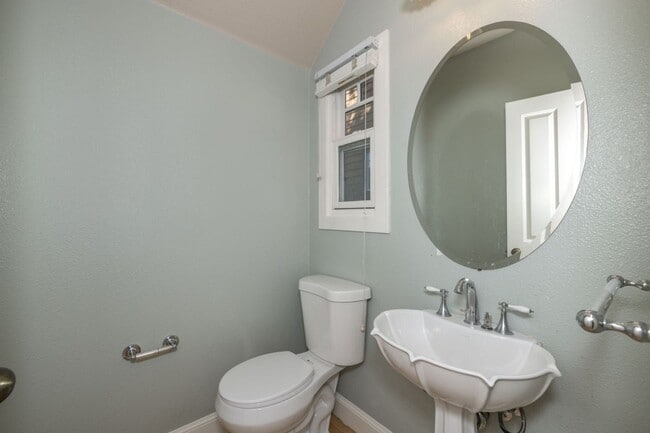 Building Photo - Beautifully Maintained 3 Bed/2.5 Bath Craf...