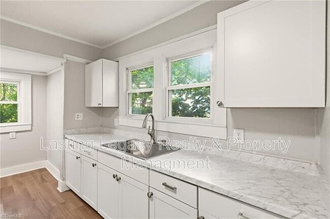 Building Photo - 2051 Bloomfield Dr