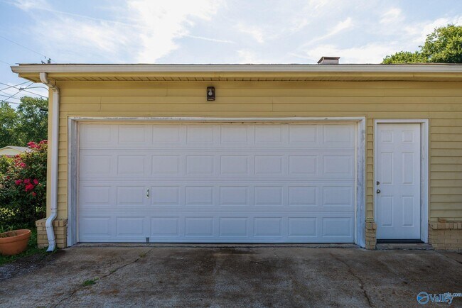 Building Photo - 904 SE Chatterson Rd