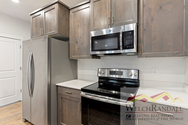 Building Photo - 3 Bedroom Townhome available in North Salt Lake!