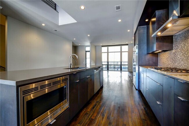 Building Photo - 721 Longleaf Dr NE