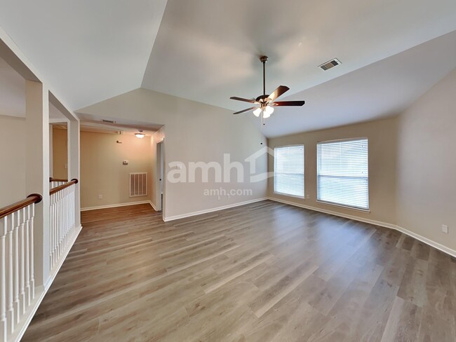 Building Photo - 501 Falcon Lake Dr