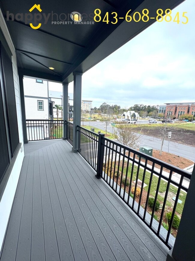 Building Photo - 3/3.5 End-Unit Townhome in Midtown Mt. Pleasant!