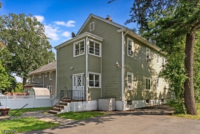 Building Photo - 20 Howe Ave