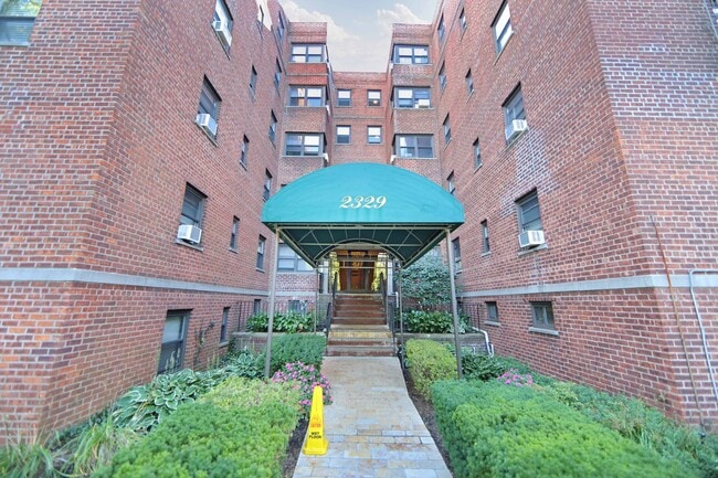 Building Photo - 2329 Hudson Terrace